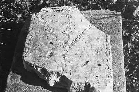Рис 659 Четырёхконечный крест на старинном русском надгробии похож на птичий - фото 292