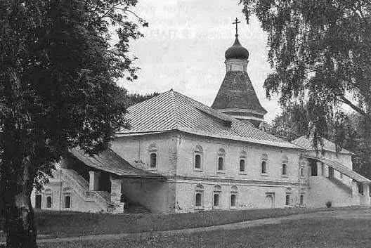 Рис 692 Покровская церковь XVIXVII веков и Столовая Палата XVI века в - фото 325