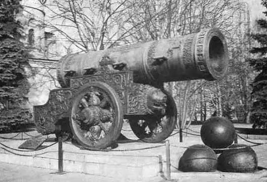 Рис 71 Царь пушка отлитая Андреем Чоховым в XVI веке Сегодня стоит в - фото 351