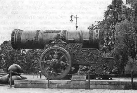 Рис 72 Царь пушка Фотография 2003 года Рис 73 Царь пушка Фотография - фото 352
