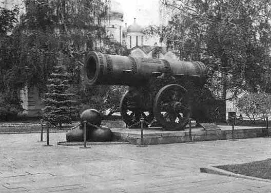 Рис 73 Царь пушка Фотография 2003 года Рис 74 40тонная Царь пушка - фото 353