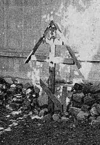 Рис 90 Один из крестов за алтарем церкви Рождества Богородицы Под ним - фото 92