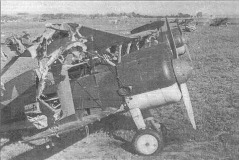 И15бис на разгромленном аэродроме Украина лето 1941 г Брошенный Р10 на - фото 89