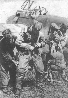 Экипаж Bf 11 ОС из StabStGI готовится к боевому вылету Achtung Russisch - фото 58