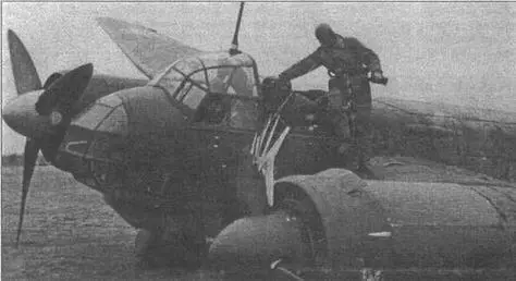 Экипажу этого Ju 88А повезло Получив серьезные повреждения в бою их самолет - фото 60