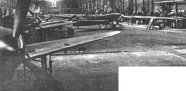 Як7 в сборочном цехе завода 153 Новосибирск лето 1942 г - фото 94