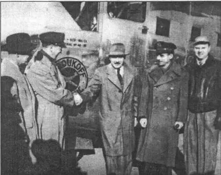 ММСтруков в центре у планера XCG18A Михаил Михайлович Струков родился 29 - фото 104