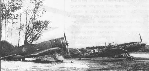 Bf 109F2 из StabIIJG 54 рядом с И16 на захваченном советском аэродроме в - фото 121
