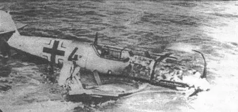 Сбитый над Балтикой Bf 109Е4 из IIIJG 54 После атаки советского аэродрома - фото 122