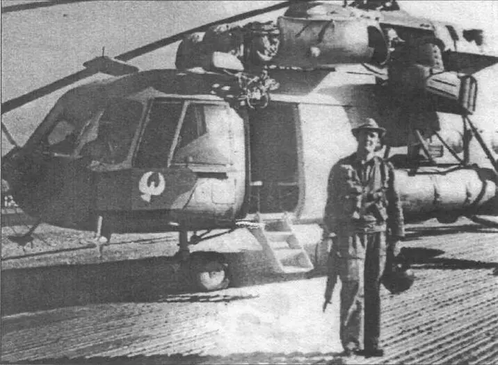 Штурман эскадрильи кн ЕЛВоронов после вылета на боевое задание Лето 1987 г - фото 37