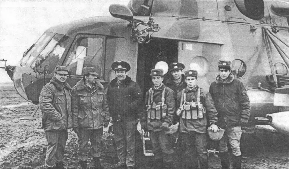 Командир вертолетного полка пк Федотов ВГ третий слева с группой - фото 56