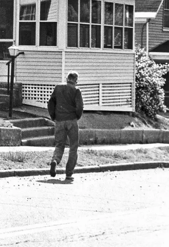 Сэлинджер уходит с интервью с Бетти Эппс 13 июня 1980 года Он выжимал из - фото 109