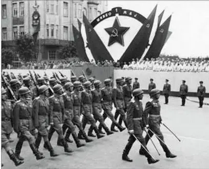 Послевоенные контрасты ЮНА Первомайский парад в Белграде 1955 г На солдатах и - фото 76