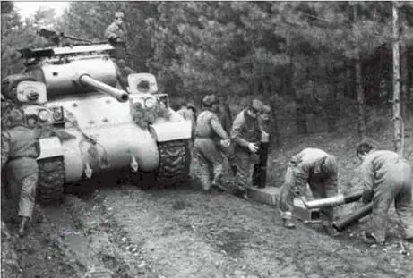 Погрузка боезапаса в самоходную установку М36В2 на учениях ЮНА 1965 г - фото 98
