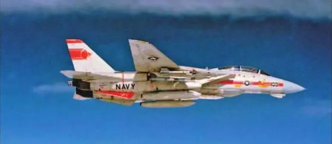 Реалии повседневной жизни F14A из эскадрильи VF1 в полете с одним из - фото 77