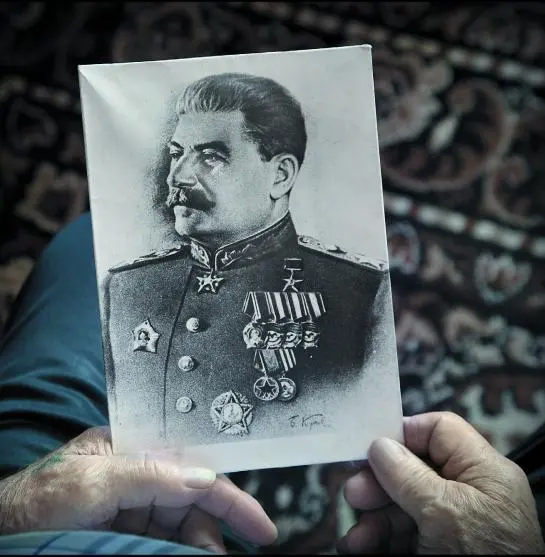 ТОВАРИЩ СТАЛИН Фотографию я купил когда из лагеря вышел Раньше она на полке - фото 69