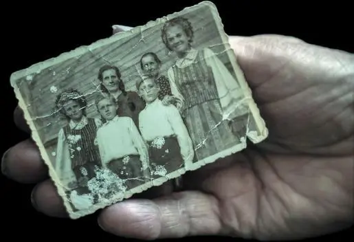 СЕМЕЙНАЯ ФОТОГРАФИЯ Фотографию я возила по лагерям все девять лет Здесь мама - фото 89