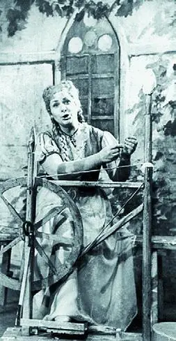 В роли Маргариты в опере Фауст Музыкальный театр Сыктывкар 1959 Мне - фото 111