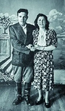 Нахама Кукушкина с мужем 1955 Они грамотные в лагере всегда на хороших - фото 121
