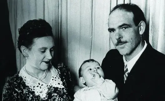 Ссыльные Лидия и Борис Посник с сыном 1955 Иногда я принимала роды Рожали на - фото 157