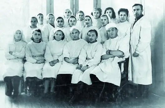 Лагерные медики Агния Зелинская вторая слева во втором ряду Коми 1940е - фото 164