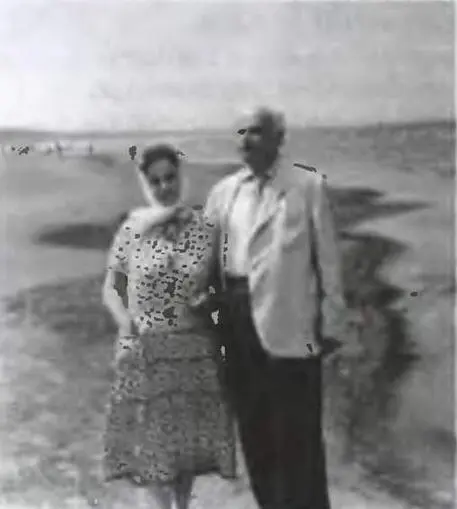 НГ Клюева и И Г Роскин на отдыхе в Булдури ЮрмалаI Рижское Взморье г1957 - фото 55