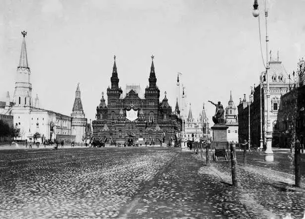 Вид празднично украшенного к торжествам коронации Николая II здания - фото 71