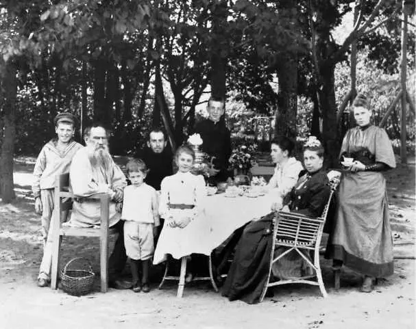 ЛТолстой с семьей Ясная Поляна Фото 1892 г И всетаки именно с Ясной - фото 89