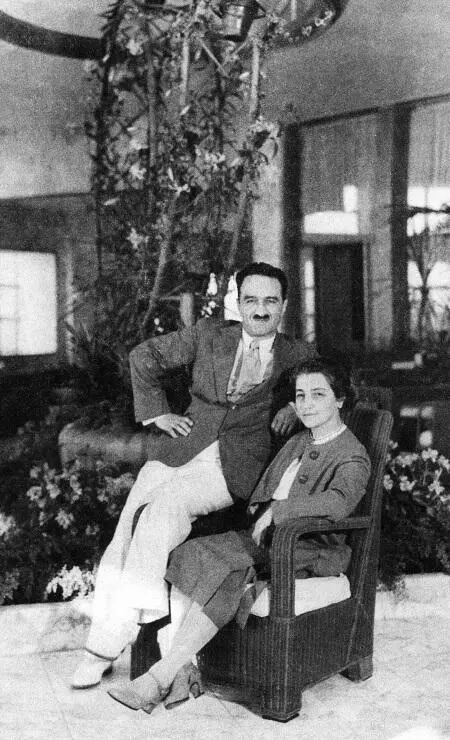 АИМикоян с супругой в ходе поездки в Америку в 1936 году из архива ААренса - фото 123