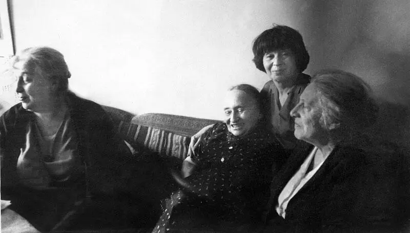 А А Ахматова Н Я Мандельштам Л Д СтеничБольшинцова Э Г Герштейн - фото 54