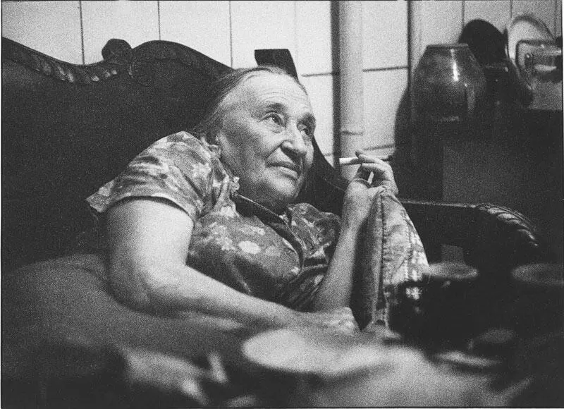 Н Я Мандельштам на кухне своей квартиры в Черемушках 1970 г Фото Э Н - фото 60
