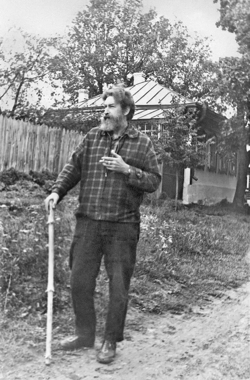 Николай Васильевич Панченко на фоне дома Поли Степиной Конец 1960х гг - фото 67