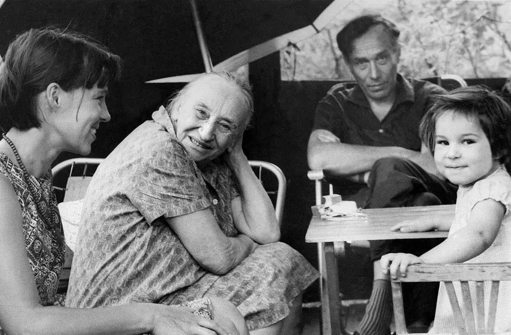 Елена Пастернак Надежда Яковлевна Евгений Борисович Пастернак Лиза - фото 80