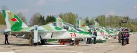 Четверка Як130 на церемонии передачи их ВВС Республики Беларусь на аэродроме - фото 57