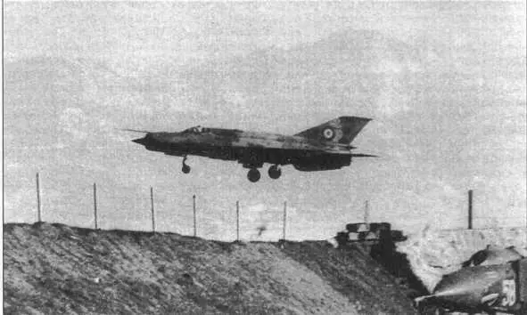 Заходит на посадку МиГ21бис ВВС Афганистана Баграм январь 1989 г - фото 98