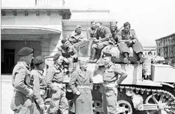 Стюарты 1й танковой бригады НОАЮ на улицах г Триест Май 1945 г На фото - фото 171