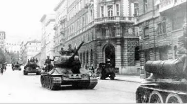 Т3485 2й танковой бригады НОАЮ входят в г Триест Май 1945 г - фото 177