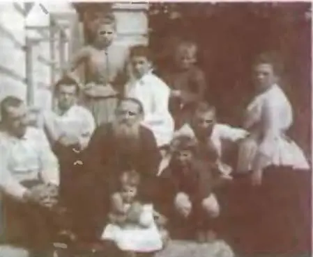 Л Н Толстой в кругу семьи Ясная Поляна 1887 г А если такие отношения не - фото 21