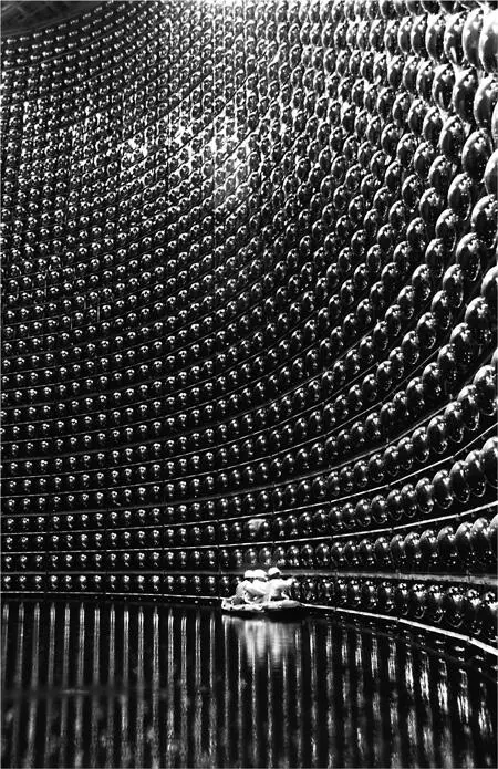 Внутри нейтринного детектора Kamiokande Institute for Cosmic Ray Research - фото 12