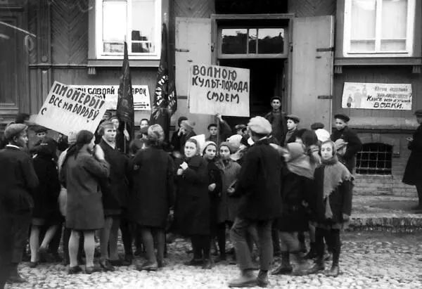 Пионеры у винной лавки с плакатами Астрахань 1930 г Автомобиль с - фото 10