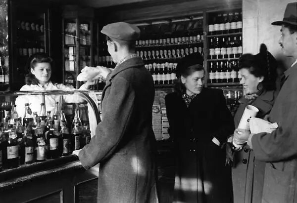 Покупатели в гастрономическом магазине Сталиногорск 1949 г Гости и - фото 16