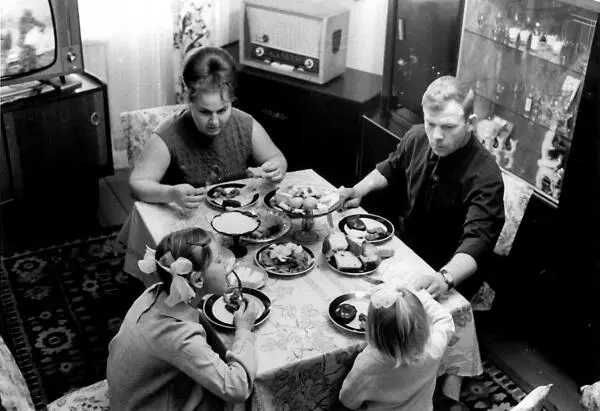 Семья шофера В Козина у себя дома за чаепитием УССР Ровеньки 1971 г - фото 20
