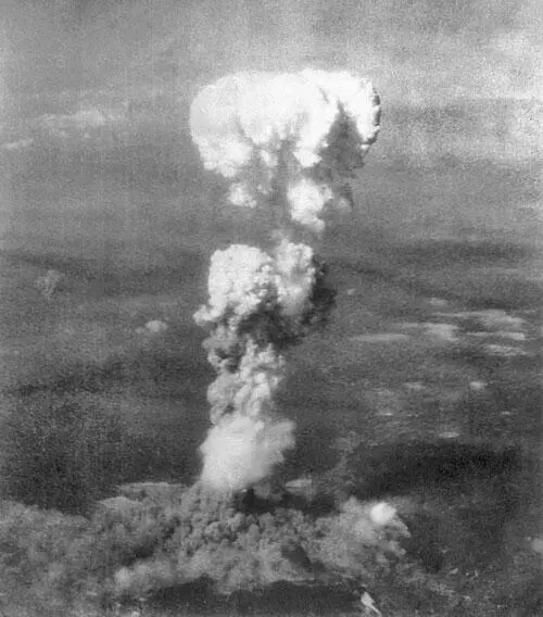 Взрыв атомной бомбы в Хиросиме В 1948 году Казанцев выступил с докладом в - фото 75