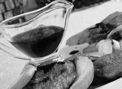 Сметанный соус для мяса с чесноком Продукты 100 г домашней свежей сметаны - фото 448