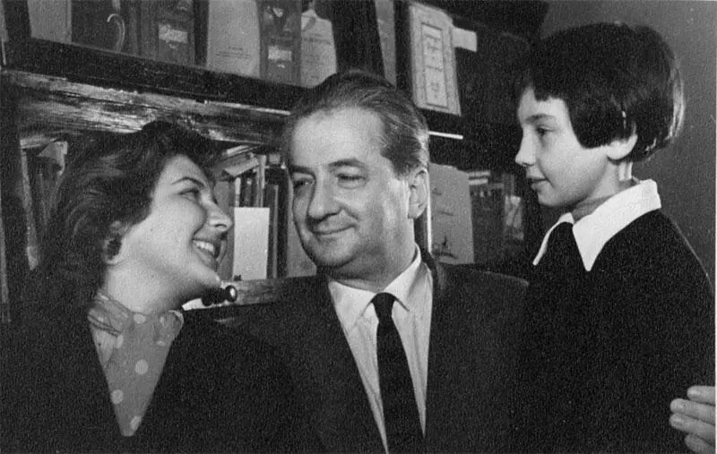 С дочерьми Мананой и Катей Конец 1950х годов С дочерью Катей Середина - фото 23