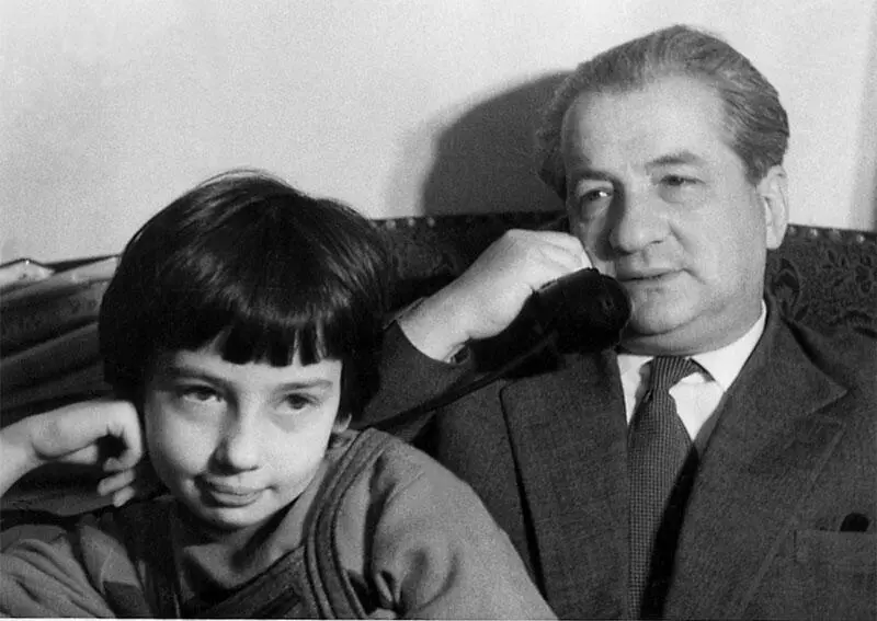 С дочерью Катей Середина 1950х годов Дочь Катя у отца в кабинете Москва - фото 24