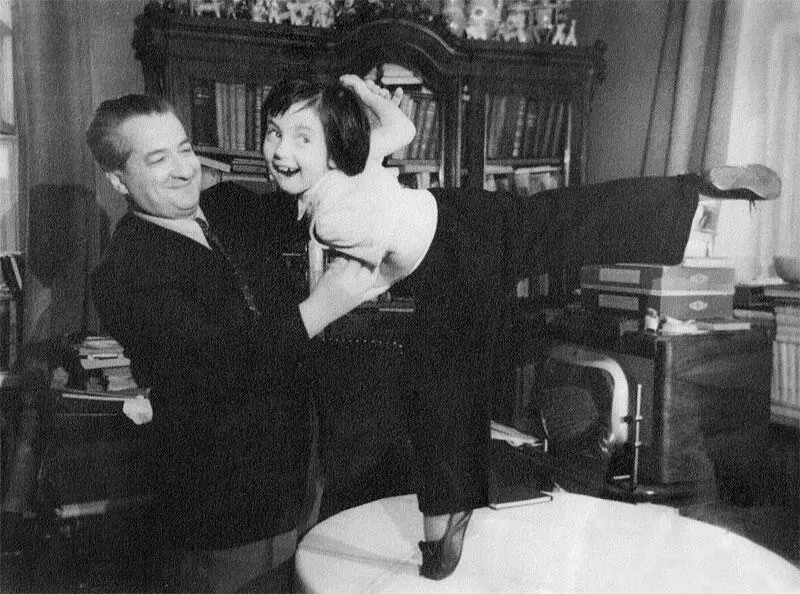 Дочь Катя у отца в кабинете Москва Беговая улица Середина 1950х годов С - фото 25