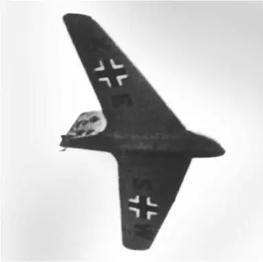 Ме 163A V4 в полете В начале августа 1941 года самолет еще не был оснащен - фото 19
