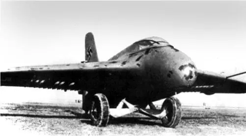 Me 163A был оснащен двумя деревянными опорами на двенадцать снарядов R4M Это - фото 24