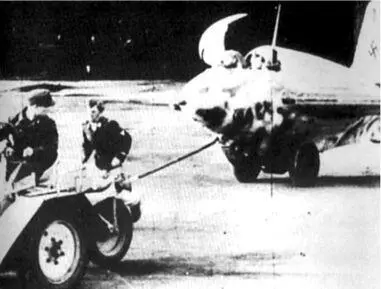 Me 163B на буксире самолет не мог сам передвигаться по земле Трудный путь - фото 48